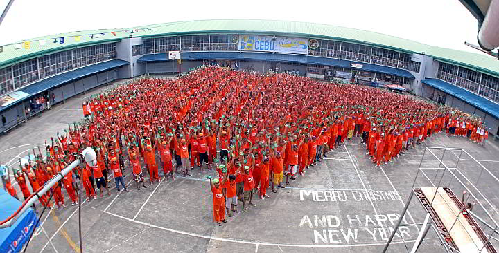 Cebu Provincial Detention and Rehabilitation Center (CPDRC) dancing inmates form a giant human Christmas tree formation during a performance in front of their family members and members of the Mega Cebu group on Christmas eve. (CDN PHOTO/ JUNJIE MENDOZA)