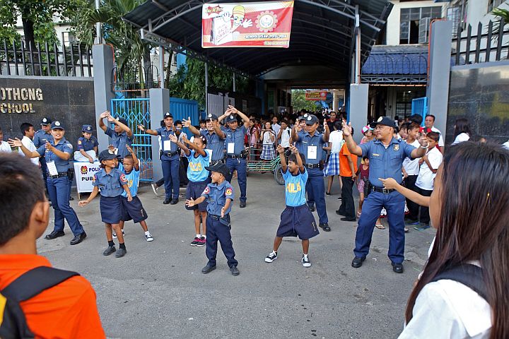 The kids join a flash dance with police officers of the San Nicolas precinct for an entertaining welcome.(CDN PHOTO/LITO TECSON)