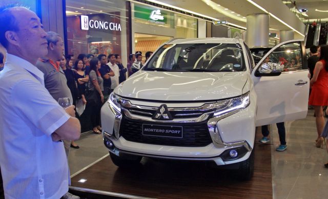 People flock the all-new Montero Sport during its launching at the SM Seaside City Cebu. (CDN PHOTO/LITO TECSON)