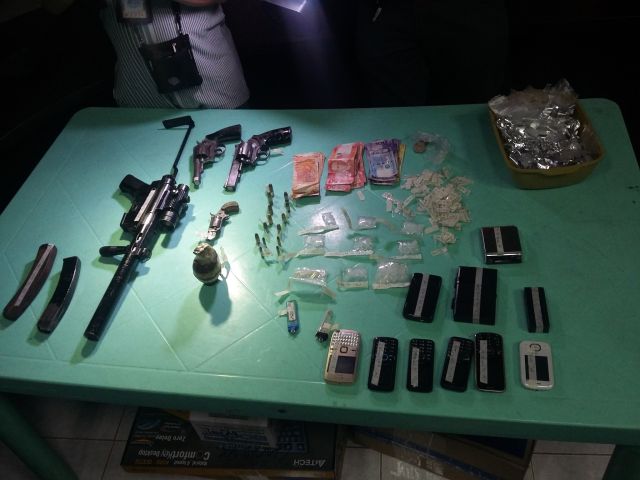 Police seized several firearms and sachets of illegal drugs worth P2 million in a drug bust in San Fernando town, southern Cebu. (CDN PHOTO APPLE MAE TA-AS)