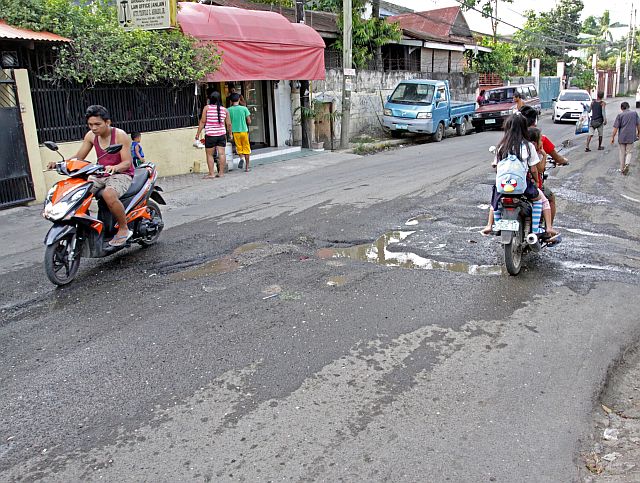 SILOYS WATCHING OPRA ROAD/FEB.29,2016:A big potholes in the middle of the road of Barangay Capitol Site Opra is a big threat to motorist who are passing the area.Attention any government office on these.(CDN PHOTO/LITO TECSON)