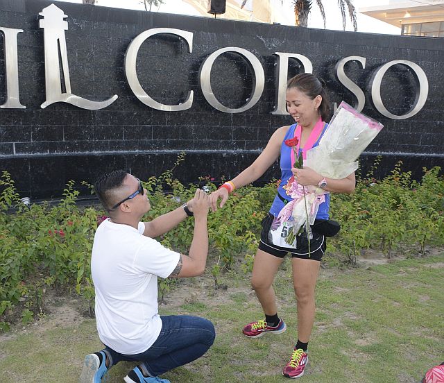 AWUM 2016/ MAR. 13, 2016 Sam Alvar proposes to his girlfriend Journalyn Casas after the latter finished the 50K run. (CDN PHOTO/CHRISTIAN MANINGO)