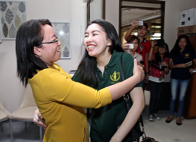 TOP 2 BAR EXAMINER/MAY 3, 2016: Atty. Jean S. Largo (left) University of San Carlos (USC) Dean colledge of Law embraces Athena C. Plaza for passing number 2 in the 2015 bar examination.(CDN PHOTO/JUNJIE MENDOZA)