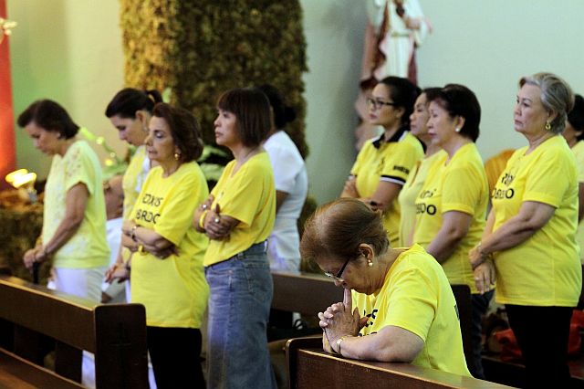 RO-RO SUPPORTERS JOIN MASS FOR CLEAN ELECTION/MAY 5, 2016: Supporters of Liberal Party (LP) presidential candidate former DILG secretary Mar Roxas and his running mate Lani Robrado organized by the group of Professionals gather in St. Therese Shrine attend a mass for a clean and honest election.(CDN PHOTO/JUNJIE MENDOZA)