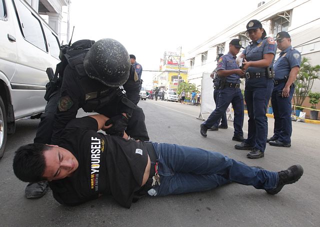 ROBBERY SIMULATION/MAY 26,2016: Cebu City policemen arrested a suspected robbers during a simulated robbery alarm who robbed a lending firm along Panganiban St. The suspects were arrested less than an hour in the vicinity of Chinese museum along P. Burgos St. (CDN PHOTO/TONEE DESPOJO)