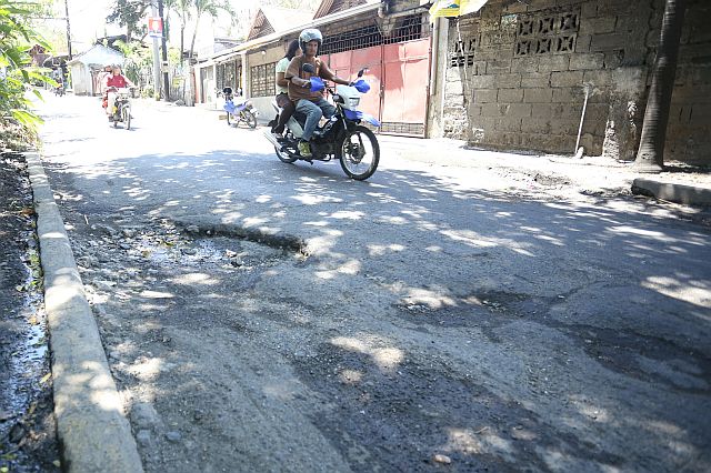 SILOY IS WATCHING: A big potholes in the middle of the road in Villalon street Barangay Capitol site.Dont wait anyone get hurt on a accident.Attention Barangay Capitol site on these.  Attention: DPWH