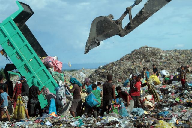 Scavengers are back after the Inayawan landfill opened early morning yesterday. (CDN PHOTO/ FERDINAND EDRALIN)
