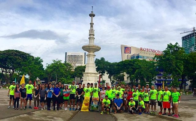Participants of the first-ever Basura Run pose for a souvenir photo  at the Fuente Osmeña Circle right after their run yesterday. The event is about spreading their advocacy on proper garbage disposal and keeping the environment clean. (CONTRIBUTED PHOTO)