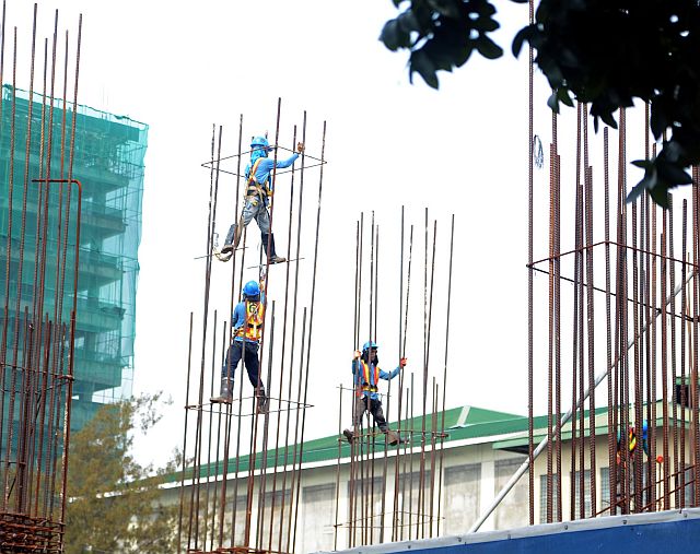 Construction workers work on a building in Cebu City in this 2015 photo. According to Director Rolando Taghap of the Philippine Statistics Authority in Central Visayas (PSA-7) in a press briefing, a subsector of the construction industry contributed to the slowdown in growth of the region in 2015. With him were Romeo Recide, PSA-7 deputy national statistician and National Economic Development Authority Central Visayas Director Efren Carreon. CDN FILE and LITO TECSON