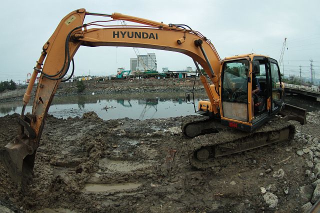 A backhoe operator clears the Mandaue City side of the Mahiga Creek of shanties as more rain is expected to overflow the rivers in the next few days. CDN PHOTO/FERDINAND R. EDRALIN