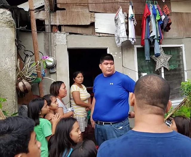 MANDAUE City Mayor Luigi Quisumbing speaks to residents of Sitio Murado Pilit in Barangay Cabancalan who were displaced when the fence of an adjoining subdivision collapsed amid heavy rain on Monday (PIO MANDAUE).
