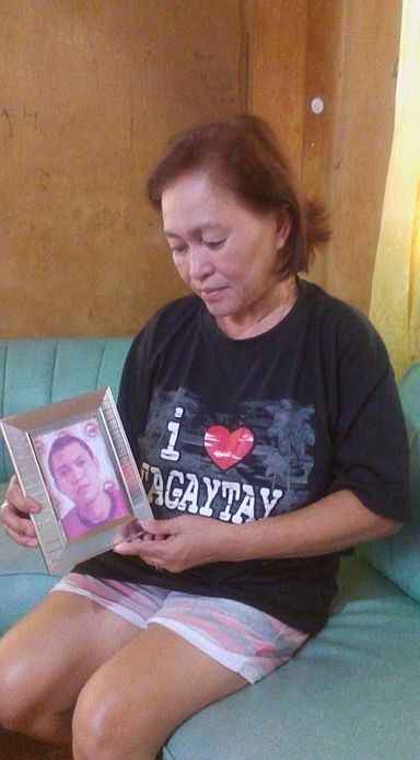 Patricia Cedeño shows the framed photograph of her son, Jerald, 22, who was killed by police officers in an alleged shootout, as she calls for an end to the government’s brutal campaign against illegal drugs. (CDN PHOTO/ADOR MAYOL)