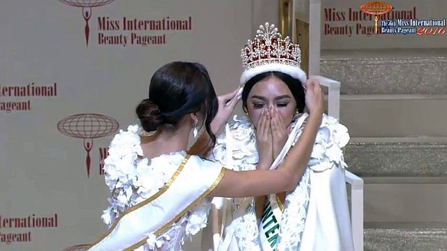 kylie Versoza  is crowned by Miss  International 2015 Edymar Martinez  of Venezuela (SCREENGRAB FROM YOUTUBE).