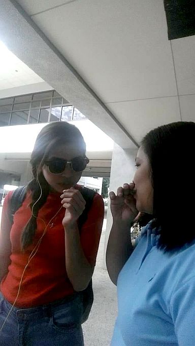 Maine Mendoza in a conversation with fan Norie Galos at the Mactan Cebu  International Airport (MCIA)