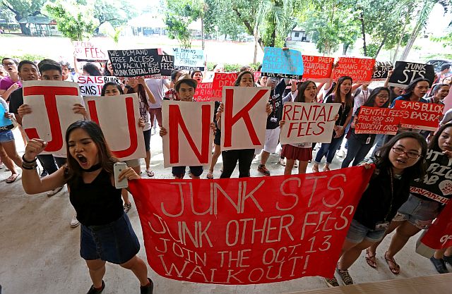 Students of UP Cebu join the walkout rally to protest the higher rental fee imposed by the university on the use of Performing Arts Hall. (CDN PHOTO/JUNJIE MENDOZA)