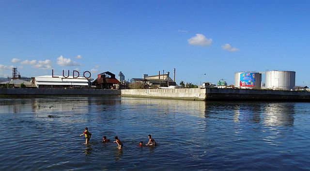 LUDO  PLANT site.   Children play on the water just outside the  Ludo  Corp. compound in Barangay Sawang Calero, Cebu City, in this photo taken in April 2016. (CDN PHOTO/FERDINAND EDRALIN)