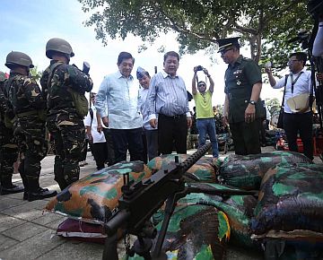   Col. Medel Aguilar of the AFP  Centcom  presents to Cebu City Mayor Tomas Osmeña and Cebu City North District Rep. Raul del Mar an    exhibit at Plaza Independencia showing  a bunk and some weapons  to simulate a military camp.  The exhibit is a way to honor the country’s war veterans. CDN PHOTO/LITO TECSON