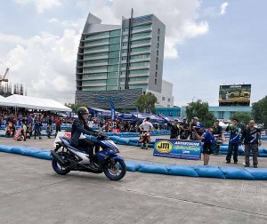 LOOK: Matteo Guidicelli shows the new Yamaha Mio Aero 155 during the Yamaha Grand Prix 8 at the SM City Cebu car park (CDN PHOTO/ CHRISTIAN MANINGO)
