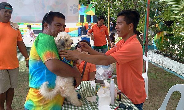  Dogs avail of free services including vaccination, vitamins and deworming during the Dog’s Friendship Day at Mactan Shrine. Right photo: Dogs wear the dog shirts sponsored by Lapu-Lapu Mayor Paz Radaza. CDNPHOTO/NORMAN V. MENDOZA