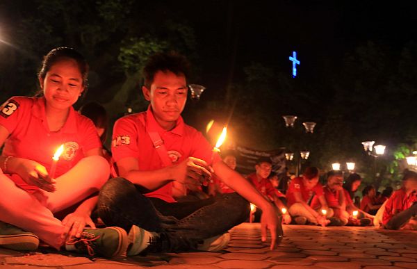 Youth volunteers for Philippine Red Cross Lapu-Lapu/Cordova Chapter gather at Plaza Rizal as they participate in the International AIDS Candlelight Memorial. CDN photo/norman v. mendoza