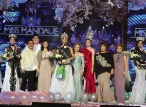 MIss Mandaue 2017 Ralphiela Lewis (fifth from left) and her court, together with Mandaue City officials led by Mayor Luigi Quisumbing (third from left)