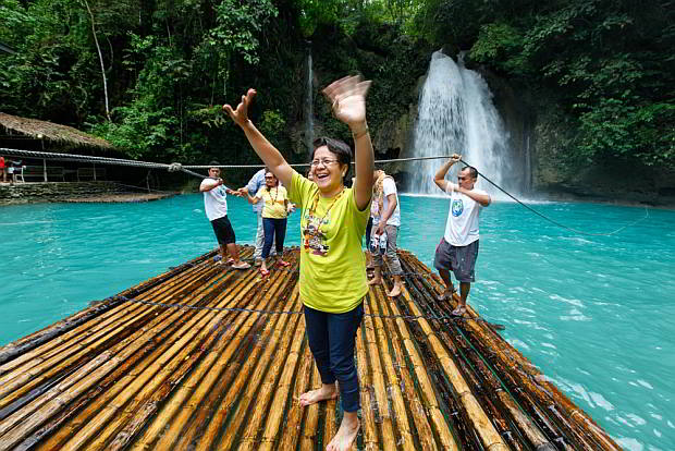 A guest gets ready for  a raft ride with Vice Gov. Agnes Magpale (behind in yellow T-shirt) in  Kawasan Falls in Badian town.  (CDN PHOTO/ CHOY ROMANO)