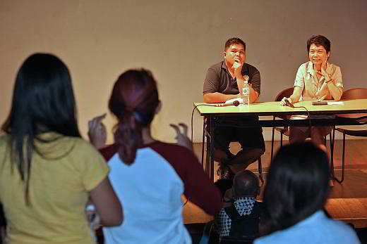 Students of mass communication discuss their impressions of the documentary film “Imelda and Me’ with  Eileen G. Mangubat, Cebu Daily News publisher and acting editor in chief and student leader  Nicko Tubo of USJ-R after at the Marcelo Fernan Cebu Press Center. (CDN PHOTO/JUNJIE)