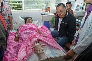 COMMAND RESPONSIBILITY. Gov. Hilario Davide III visits Marites Mirambel, at the Vicente Sotto Memorial Medical Center.  Her fractured leg requires surgery.  She lost her husband in a Sept. 14 road accident, where she and Felix  got hit by the pick-up truck used by  Capitol security chief Loy Anthony Madrigal. (Contributed Photo/Provincial Capitol PIO)