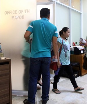 Mrs. Antonieta Torreon mother of the new burn baby who died during delivery in Vicente Sotto Memorial Medical Center (VSMMC) step out of the office of Cebu City mayor Michael Rama in an early close door meeting.(CDN PHOTO/JUNJIE MENDOZA)
