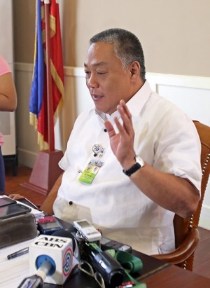 Cebu Governor Hilario Davide III faces the press and talks about his close door meeting with Capitol chief security officer Loy Madrigal. (CDN PHOTO/JUNJIE MENDOZA)