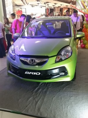 People flock around the Honda Brio during its launching at the Ayala Center Cebu over the weekend. contributed