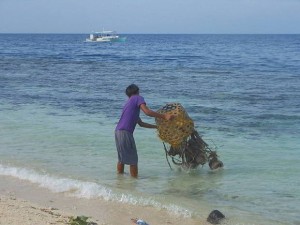 This photo of a boy dumping trash at a beach in Moalboal town, southern Cebu has  spread on Facebook.. (Photo from  FB account BU kool) 
