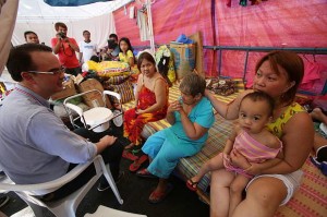 Senator Peter Cayetano (left) talks to Victoria Medalle, (3rd from right) a victim of the fire  in barangay Luz last September 30.  (CDN PHOTO/JUNJIE MENDOZA)