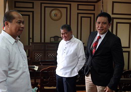 Lawyers Inocencio dela Cerna Jr. (right) Reynaldo Lugtu (center) and Joselito Frial, legal counsels of the Highway Patrol Group (HPG) men who are implicated in the ambush slay of lawyer Noel Archival discuss the case before yesterday’s hearing at the sala of RTC Judge Maximo Perez in Argao. (CDN PHOTO/TONEE DESPOJO)