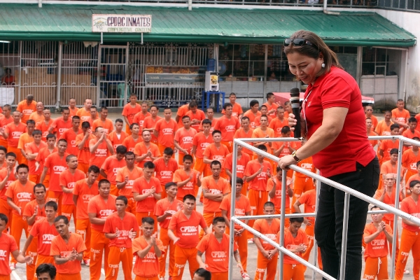 DSWD Regional DIrector deliver message before the CPDRC inmates before the inmates inmates sing and dance the Department of Social Welfare and Development (DSWD) jingle "Kaya ko and Pagbabago" during yesterdays celebration of family day at the provincial jail.(CDN PHOTO/TONEE DESPOJO)