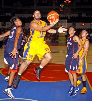 Brian Heruela in action during his collegiate years with the University of Cebu in the Cebu Schools Athletic Foundation Inc. The bulky caager was drafted by Blackwater Elite in the PBA but was placed in the inactive list, prompting him to suit up for Jumbo Plastic in PBA D-League. (CDN PHOTO/ LITO TECSON)