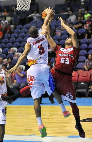 Gabe Norwood of Rain or Shine blocks the shot of Kia’s Michael Butscher. The Elasto Painters easily defeated Kia, 117-88 for their second straight win in the 40th PBA Philippine Cup at the Araneta Coliseum. (INQUIRER PHOTO)