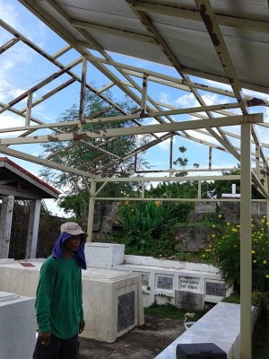 UNFINISHED. A worker poses in one of the cemeteries in Bantayan whose roof was blown away by supertyphoon Yolanda.  (CDN Photo/Peter L. Romanillos)