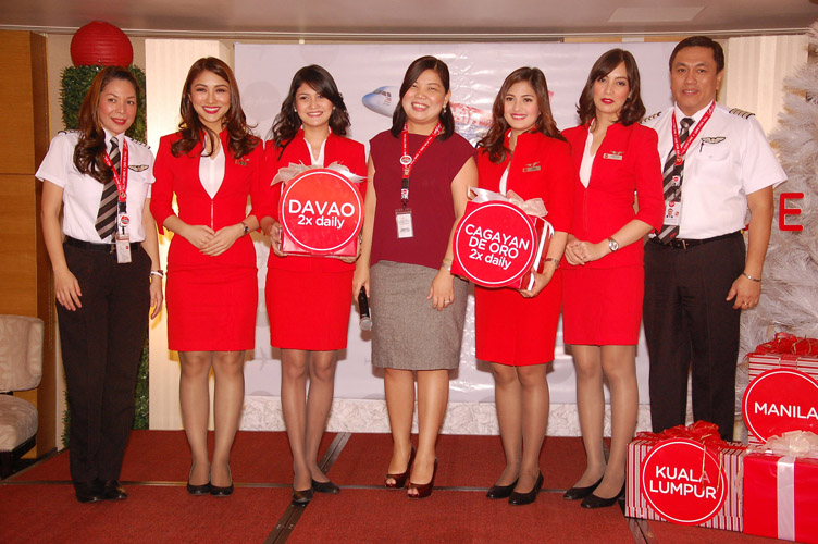 Atty. Joy Cañeba, CEO of AirAsia Phils. (center) with pilots and crew of AirAsia. (CDN Photo/Christian Maningo)