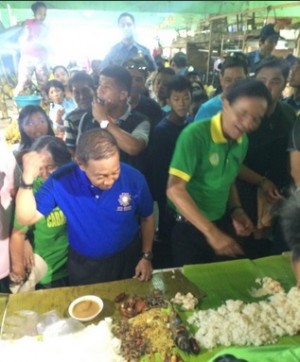 Vice President Jejomar Binay engage in a boodle fight with Cebu City Mayor Michael Rama and vendors. (CDN PHOTO/ JOSE SANTINO BUNACHITA)