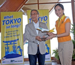 Candice Iyog, Cebu Pacific vice president for marketing and distribution, (right) gives a Cebu Pacific model plane to Yosuke Togezaki, Japan Tourism Agency in the Philippines representative, during the launching of the Cebu-Japan flights in Shangri-La's Mactan Resort and Spa. (CDN PHOTO/JUNJIE MENDOZA)