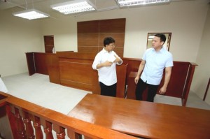 Cebu City RTC Executive Judge Soliver Peras (left) shows  Supreme Court Administrator Jose Midas Marquez one of the new courtrooms on the 3rd floor of the Qimonda I.T. Center. (CDN PHOTO/JUNJIE MENDOZA)