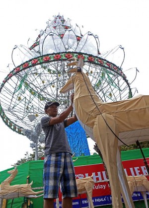 Bernardino "Nonoy" Adiong puts finishing touches on  one of the reindeer at the base of the Christmas tree in  Fuente Osmeña Circle in Cebu City.  (CDN Photo/Lito Tecson)