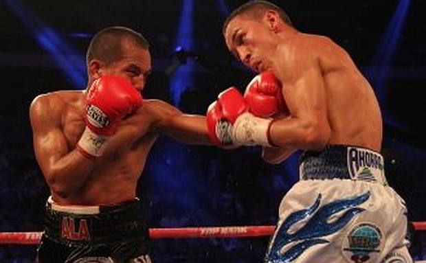 Milan Melindo (left) exchanges leathers with Juan Francisco Estrada in the former’s failed attempt to wrest the latter’s flyweight belts last year. 