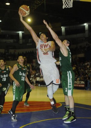 Mark Jayven Tallo of SWU stretches for a layup against La Salle defenders in a PCCL Elite 8 game at the Cebu Coliseum.  (CDN PHOTO/CHRISTIAN MANINGO)