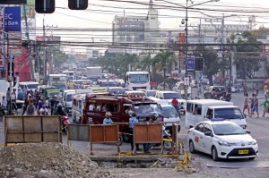 SNAIL’S PACE. Vehicles slow to a crawl at MC Briones corner A.S. Fortuna due to the ongoing  drainage rehabilitation in the area. (CDN PHOTO/LITO TECSON)