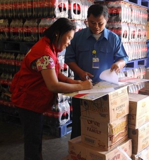 Josephine Belotindos, head of the DSWD regional Standards Unit, receives the donated food from Joel Sanchez, officer in charge of SM Hypermart at Parkmall, Mandaue City. (CONTRIBUTED PHOTO)