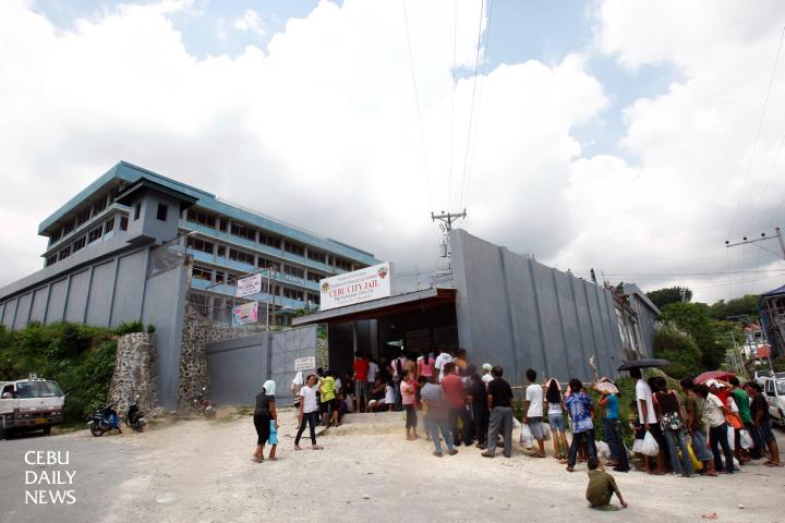 strict. Relatives and friends line up at the entrance of the Cebu City Jail.