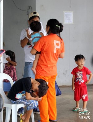 Niño visits his partner Lou, a female inmate at the Cebu Provincial Detention and Rehabilitation Center, during Christmas Day. He also brought along four  children. (CDN PHOTO/JUNJIE MENDOZA)