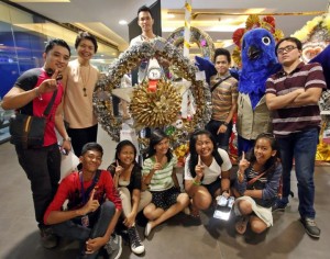 Students of  Don Carlos A. Gothong Memorial National High School with their winning ‘parol’ made of recycled pages  of Cebu Daily News.  (CDN PHOTO/JUNJIE MENDOZA)
